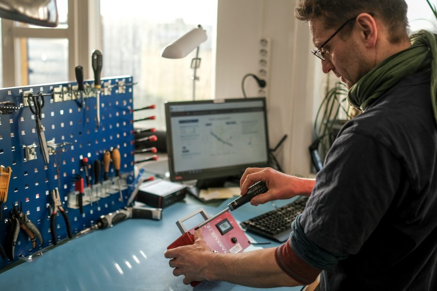 Travlhed på Radonovas instrumentværksted